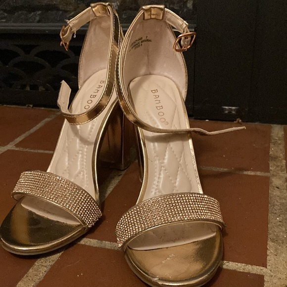 Size 7 gold colored heels - Picture 2 of 2